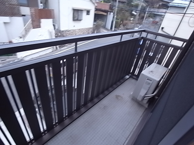 神戸市北区鈴蘭台東町３丁目のアパートのバルコニー