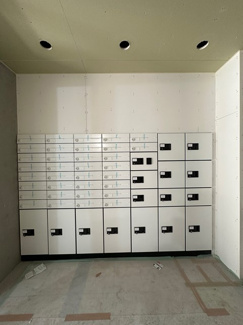 【その他共用部分】 | ※施工中※共用エントランスには宅配BOXがあるので荷物の受け取りもスムーズに♪再配達を依頼する手間が省けます☆