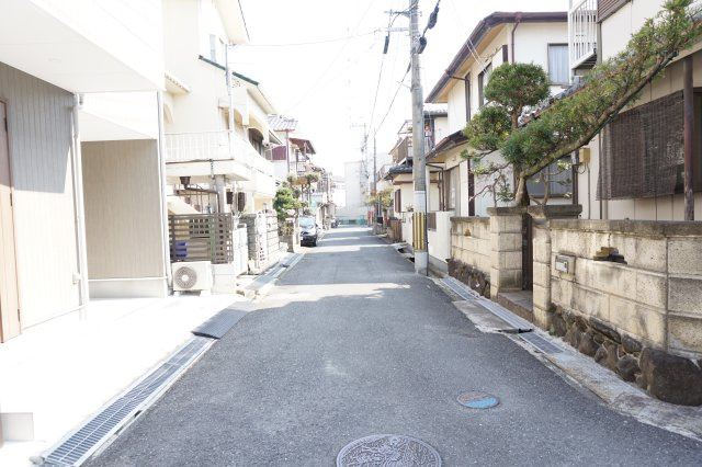 売土地　大東市泉町2丁目（建築条件無し・上物有）の前面道路含む現地写真