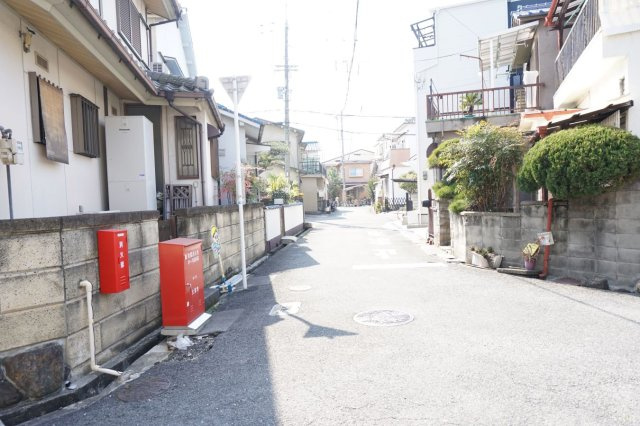 売土地　大東市泉町2丁目（建築条件無し・上物有）の前面道路含む現地写真