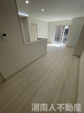 茅ヶ崎市今宿 戸建の居間・リビング|ゆったりとしたリビングです