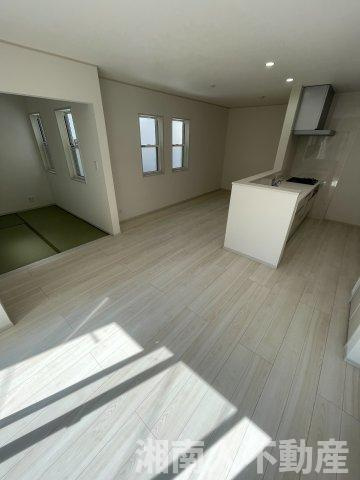 茅ヶ崎市今宿 戸建の居間・リビング|ゆったり過ごせるリビングです