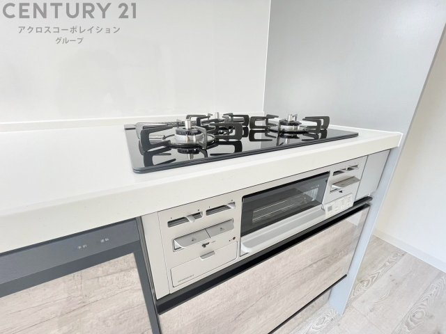 多数の調理器具を同時に使用でき、料理の効率化が可能。省エネで節約になり、様々な料理スタイルに適応できます。また、火力調整が独立しており、手入れや掃除もしやすく、今よりもっとお料理が楽しくなるかも。