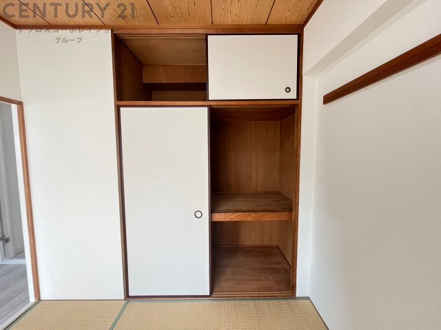 押入れは季節の衣類、寝具などを収納できます。伝統的な美しさと実用性が融合し、収納物を保護する調湿・換気効果があります。使い方によっては書類や小物なども効果的に整理でき空間を有効活用できます。