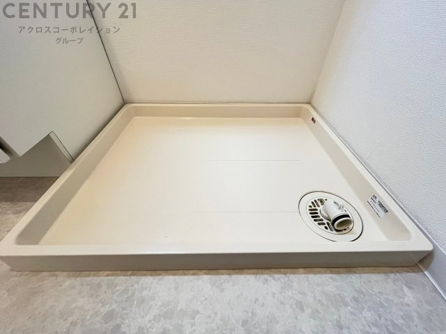 洗濯物の仕分け作業がしやすく、整理整頓が容易になります。洗濯音や湿気を他の部屋に持ち込まず、生活環境を快適に保ちます。上部を活用すれば収納スペースを確保でき洗剤や洗濯用品の整理もしやすくなります。