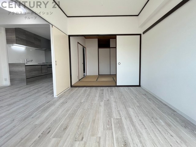 洗濯物の仕分け作業がしやすく、整理整頓が容易になります。洗濯音や湿気を他の部屋に持ち込まず、生活環境を快適に保ちます。上部を活用すれば収納スペースを確保でき洗剤や洗濯用品の整理もしやすくなります。