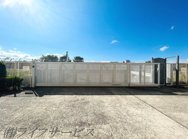 【駐車場】 | ファミール北大阪リバーサイド | 駐車場入口