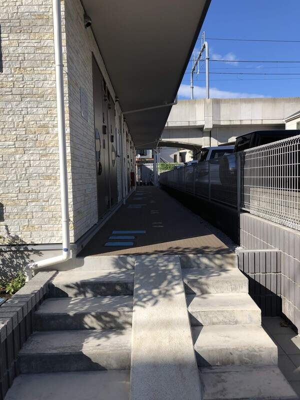 リブリ・ラヴィアンローズ・国立 のエントランス