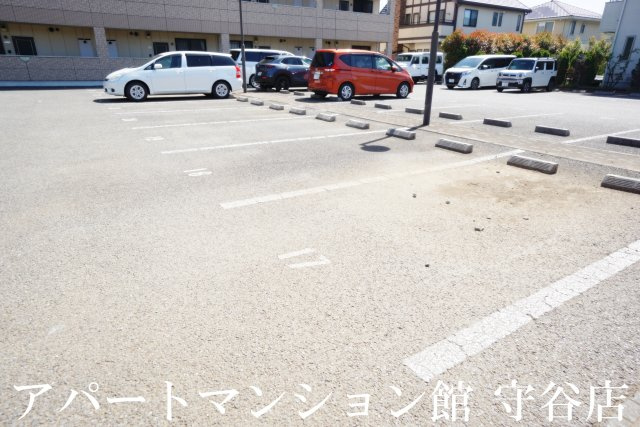 ベルファミーユ2の駐車場