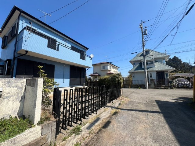 中古戸建の前面道路含む現地写真
