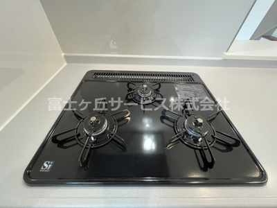 【キッチン】 | 浜松市天竜区船明 5期 新築一戸建て 1号棟 | 3口ガスコンロ