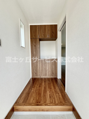 【玄関】 | 浜松市天竜区船明 5期 新築一戸建て 1号棟 | 収納付きの玄関です