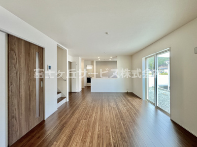 【居間・リビング】 | 浜松市天竜区船明 5期 新築一戸建て 1号棟 | ゆったり過ごせる居間です