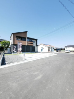 【外観】 | カースペースは並列4台分　前面道路も広く、車の往来も少ない為、車庫入れ楽々です。