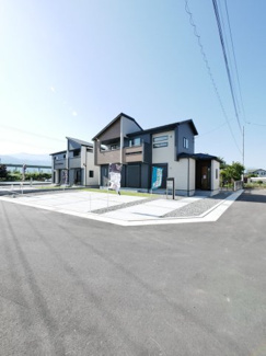 【外観】 | 南アルプス市加賀美 新築2棟 2号棟 73坪南東角地 存在感あるモダンな佇まい