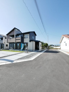 【前面道路含む現地写真】 | 東側道路　幅員は6メートル