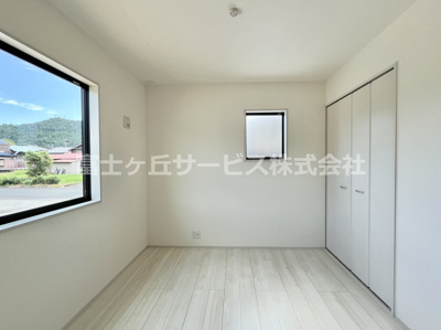 【洋室】 | 浜松市天竜区船明 5期 新築一戸建て 2号棟 | LDK横に4.5帖の洋室があります