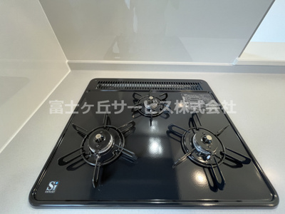 【キッチン】 | 浜松市天竜区船明 5期 新築一戸建て 2号棟 | 3口ガスコンロ