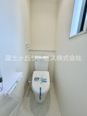 【トイレ】 | 浜松市天竜区船明 5期 新築一戸建て 2号棟 | 玄関横のトイレ