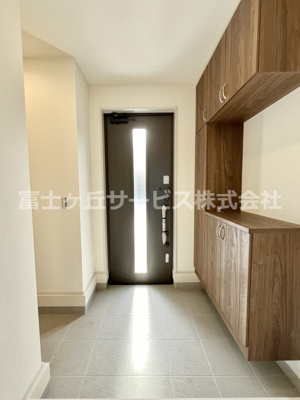 【玄関】 | 浜松市天竜区船明 5期 新築一戸建て 2号棟 | 収納たっぷりの玄関