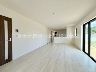 【居間・リビング】 | 浜松市天竜区船明 5期 新築一戸建て 2号棟 | ゆったりとした居間です