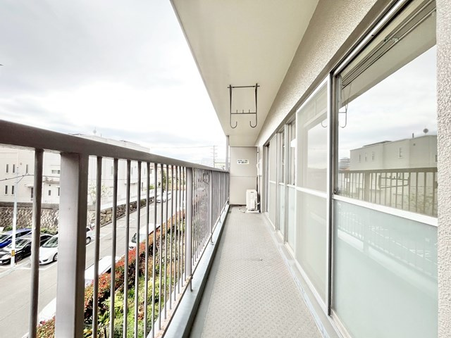 【バルコニー】 | 北摂マンション | エイブル売買事業部では、箕面市・豊中市・吹田市・池田市・茨木市・高槻市の北摂エリア全域で、物件のご紹介を致しております。北摂エリアにて購入物件をお探しの際は、当社までお問合せ下さいませ。