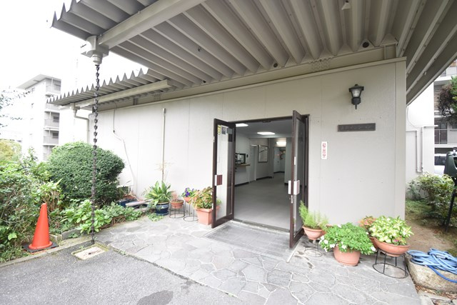 【エントランス】 | 北摂マンション | サイトに掲載されていない箇所の写真、撮影してお届けさせて頂きます！気になる物件で、見たい部分の画像が無い場合は、弊社スタッフまでご連絡下さいませ。お客様の気になる箇所を、カメラにて撮影して参ります！
