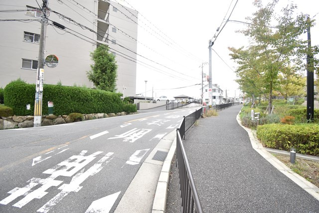 【周辺】 | 北摂マンション | 現在ご返済中のカーローン・カードローン・教育ローンなどを住宅ローンに一本化したり、家具家電購入費用・引越し費用を住宅ローンと組み合わせるなど、お客さまにメリットの多い住宅ローンのご提案が可能です。