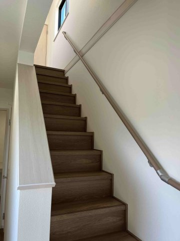 北葛飾郡松伏町　　松伏　　中古戸建のその他|階段