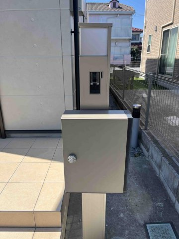 北葛飾郡松伏町　　松伏　　中古戸建の玄関|宅配ボックス