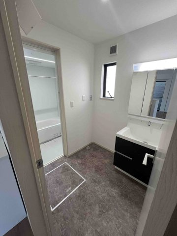 北葛飾郡松伏町　　松伏　　中古戸建の洗面所|広い洗面スペース