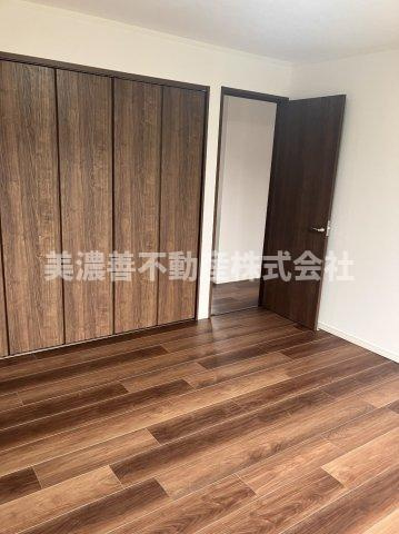 ６５０３９　岐阜市日置江中古戸建ての洋室