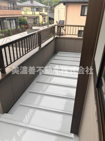６５０３９　岐阜市日置江中古戸建てのバルコニー