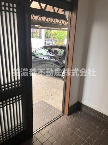 ６５０３９　岐阜市日置江中古戸建ての玄関