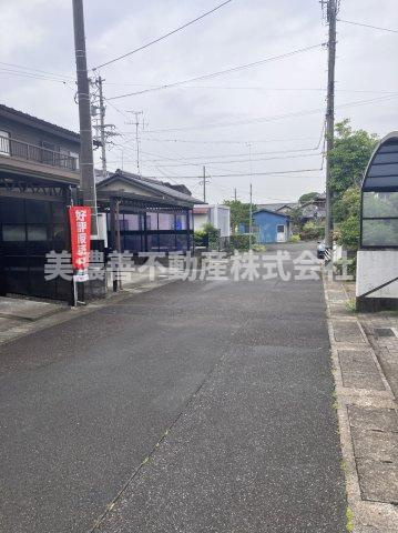 ６５０３９　岐阜市日置江中古戸建ての前面道路含む現地写真