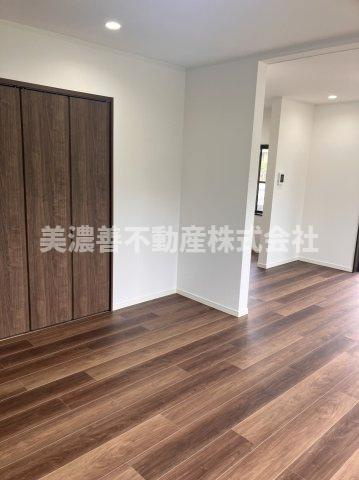 ６５０３９　岐阜市日置江中古戸建ての居間・リビング