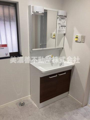 ６５０３９　岐阜市日置江中古戸建ての独立洗面台