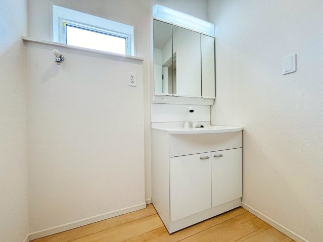 クワイエ　瑞穂市生津天王東町1丁目第1　全4区画分譲の独立洗面台|床材に受ける様々な傷や、温度・湿度変化による、クラックの発生を大幅に抑える特殊加工を施工済みです。
水栓はリフトアップできて両手が使えます。またハンドシャワーでも使えます。