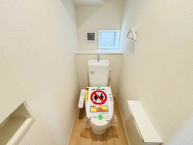 クワイエ　瑞穂市生津天王東町1丁目第1　全4区画分譲のトイレ|超表面平滑加工とイオンパワーの「セフィオンテクト」加工で、汚れが付きにくく落ちやすい仕様のトイレです。
またツイントルネード洗浄で少ない水でも前方の返し部分から後方部までしっかり洗浄できます！