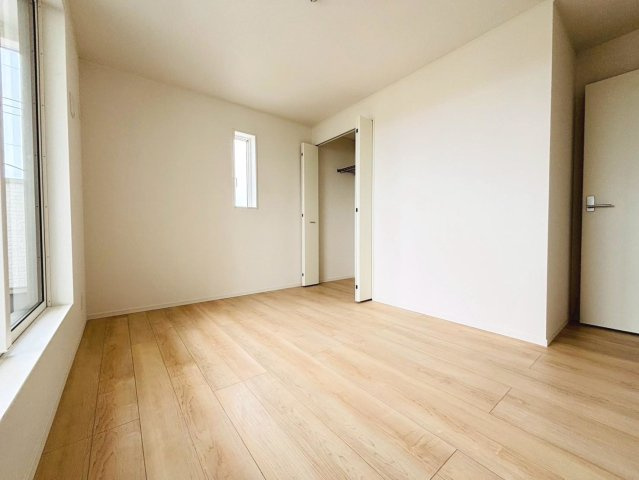 クワイエ　瑞穂市生津天王東町1丁目第1　全4区画分譲の寝室|全居室にたっぷり収納できる大型収納を設置。窓ガラスは、断熱性能や結露防止効果の高いペアガラスを採用！
高い断熱性と共にガラス面の結露対策にも効果を発揮し湿気によるカビの発生を抑止します。