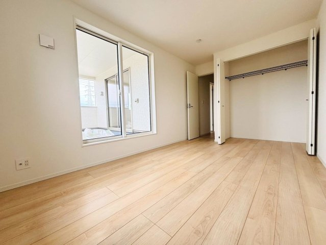 クワイエ　瑞穂市生津天王東町1丁目第1　全4区画分譲の洋室|建具やクロスなどをトータルデザインでコーディネートしており、室内に落ち着きと安らぎを与えてくれます。
全居室収納付き！寝室やお子様のお部屋がスッキリ片付きます。