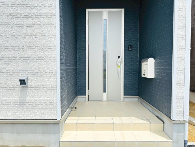 クワイエ　瑞穂市生津天王東町1丁目第1　全4区画分譲の玄関|玄関ドアの取手ハンドル部分にセンサーがついて、カードタイプ・シールタイプのキーで施錠が可能で便利です。
お買い物の荷物で手が塞がっていても、楽々開錠できます。毎日の外出前の時間も短縮されて快適です！