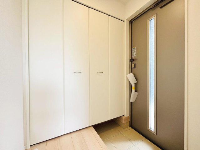 クワイエ　瑞穂市生津天王東町1丁目第1　全4区画分譲の玄関|大容量のシューズ収納付きで玄関周りもすっきり！玄関ドアからの光が玄関ホールを明るくしてくれます。