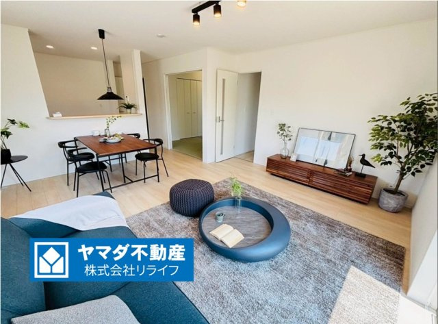 クワイエ　瑞穂市生津天王東町1丁目第1　全4区画分譲の居間・リビング|フローリング材は木目調でナチュラルな美しさ。様々な傷やクラックの発生を大幅に抑える特殊加工済みです。
床材に受ける様々な傷や、温度・湿度変化によるクラックの発生を大幅に抑える特殊加工を施工済み。（※家