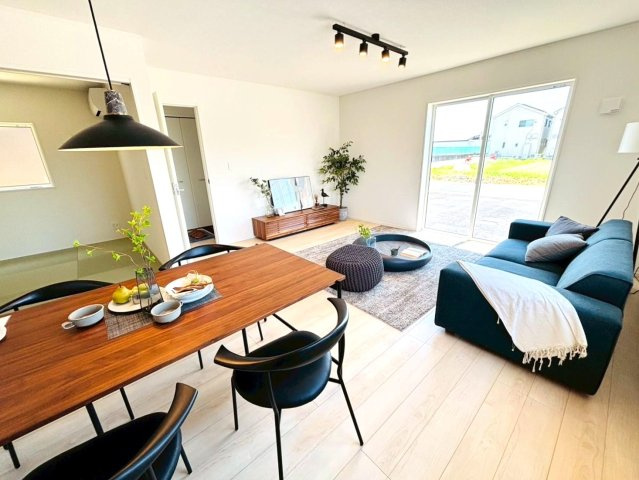 クワイエ　瑞穂市生津天王東町1丁目第1　全4区画分譲の居間・リビング|フローリング材は木目調でナチュラルな美しさ。様々な傷やクラックの発生を大幅に抑える特殊加工済みです。
床材に受ける様々な傷や、温度・湿度変化によるクラックの発生を大幅に抑える特殊加工を施工済み。（※家