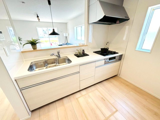 クワイエ　瑞穂市生津天王東町1丁目第1　全4区画分譲のキッチン|お手入れがラクなステンレスをワークスペース部分トップに使用した、機能的で美しいシステムキッチンです。
浄水器組込み水栓でシンクまわりがスッキリ広々お使いいただけます。フラットな造りでお掃除も楽々です。