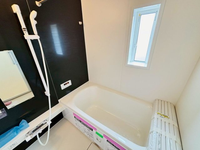 クワイエ　瑞穂市生津天王東町1丁目第1　全4区画分譲の浴室|保温浴槽使用で４時間たっても浴槽の湯温低下はわずか約2.5度の省エネ仕様です。【暖房換気乾燥機】付き！
サイドブロー機能を備えた省エネ衣類乾燥機です。窓付きの明るく清潔な空間でゆったりバスタイムを！