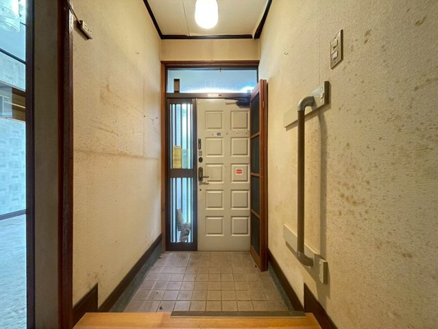 長岡京市井ノ内坂川の玄関|手すり付きの玄関です。
シューズボックスも置けるスペースもございます。