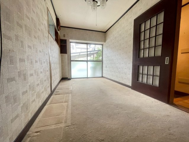 長岡京市井ノ内坂川の洋室|1階洋室5帖
玄関横カーペット張のお部屋です(^^♪