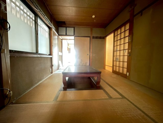 長岡京市井ノ内坂川の和室|1階和室6帖
キッチンへの動線がある和室です！リビングフロアとしてもお使いいただけます！